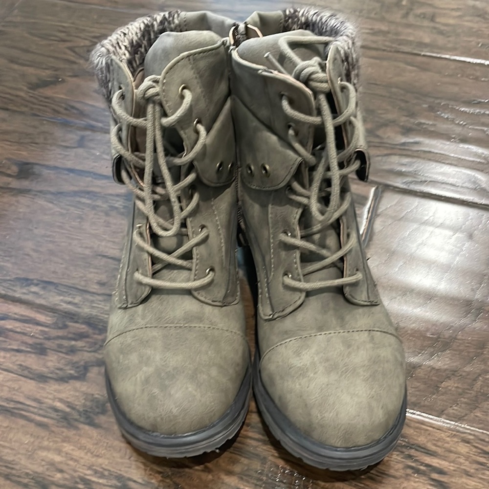 Size 3 girls Boots, gently worn. Still in great shape